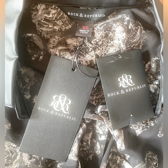 Rock & Republic Black, Gray & White Rose Long Sleeve Studded Button Up Size XS - Picture 6 of 8